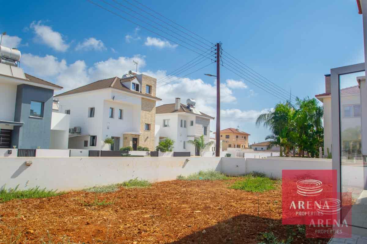 4 Bed Villa in Sotira - garden