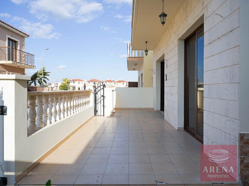 4 bed house in Aradippou - veranda