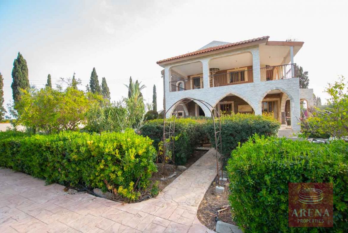 5 bed villa in Pervolia