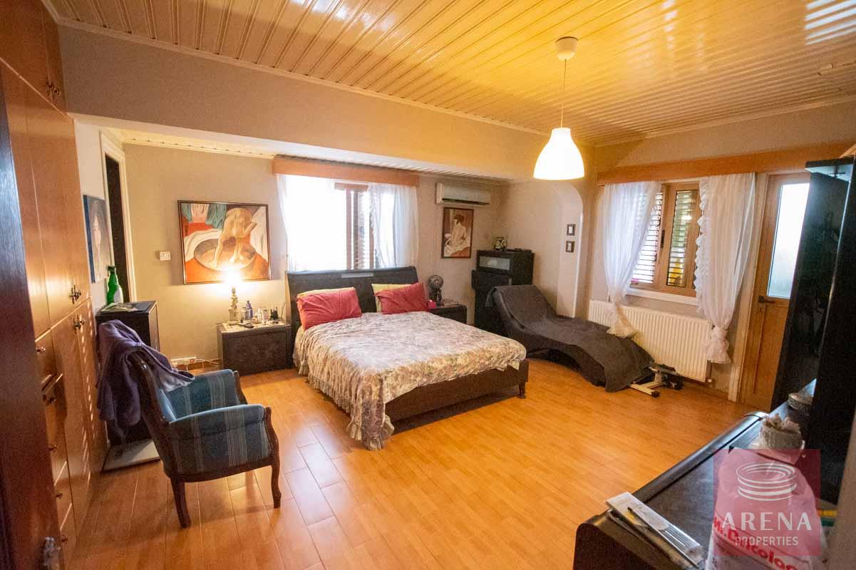 5 bed villa in Pervolia - bedroom