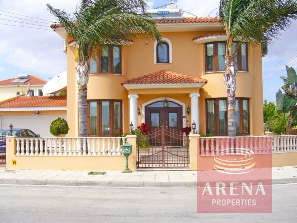 villa for sale 3696