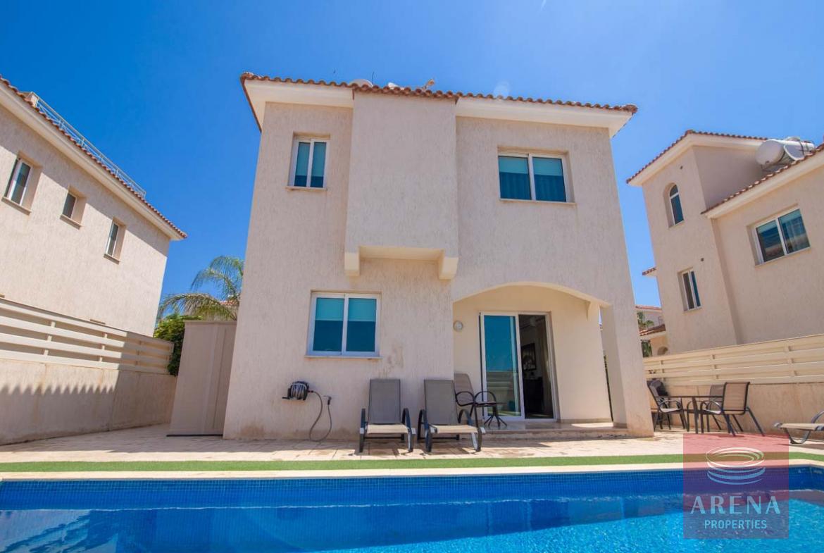 Villa with pool in Pernera for sale