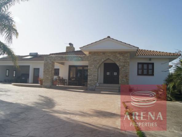 4 bed villa in oroklini