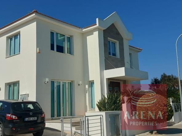 4 bed villa in Oroklini