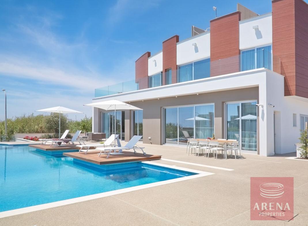 villa for sale in Ayia Napa - swimming pool