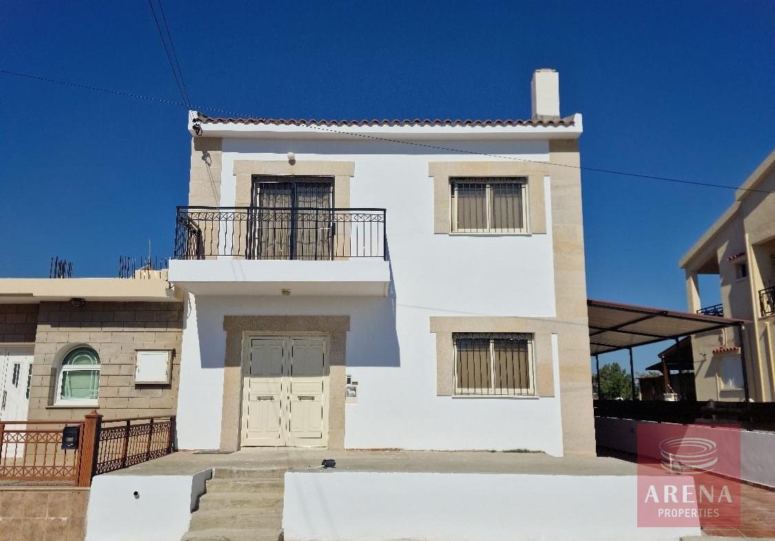 4 bed villa in dromolaxia