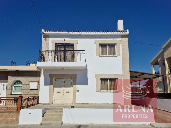 4 bed villa in dromolaxia