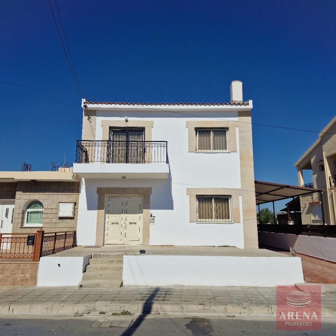 4 bed villa in dromolaxia