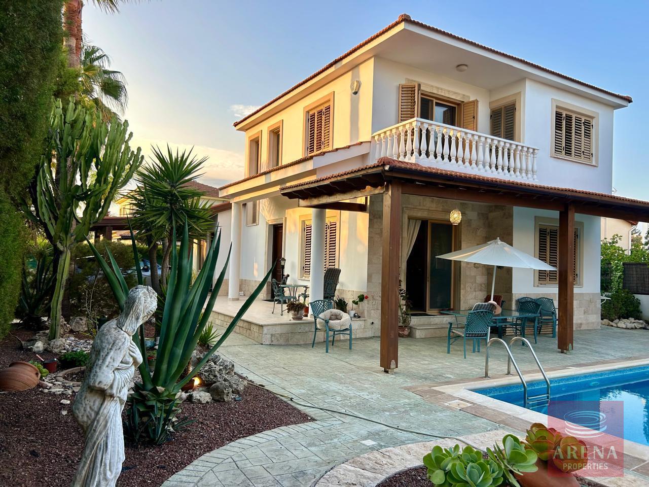 4 bed villa in pervolia