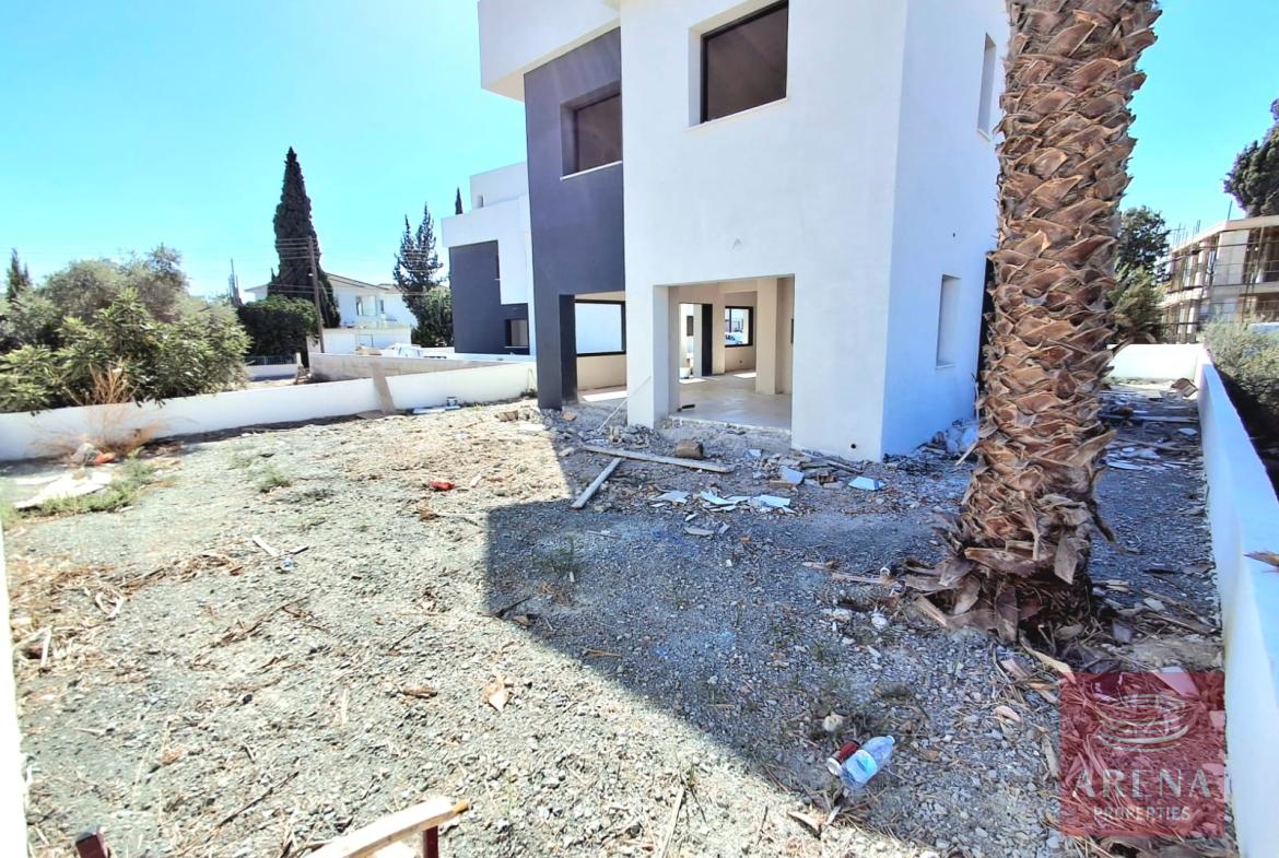 5 BED VILLA IN LIVADIA