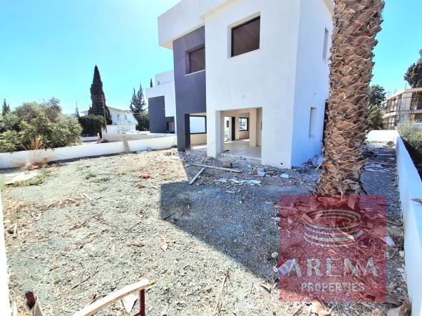 5 BED VILLA IN LIVADIA