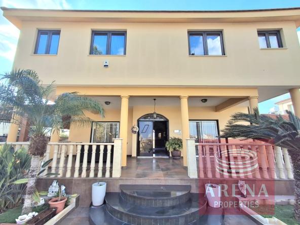 5 BED VILLA IN LIVADIA